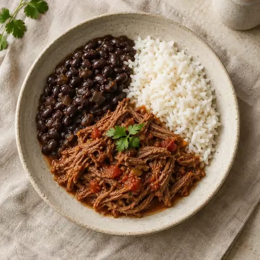 Didiklenmiş etli fasulyeli pilav (Pabellón criollo)