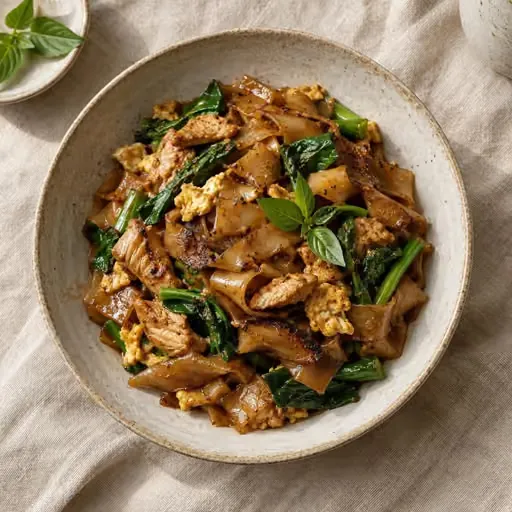Soya soslu geniş erişte (Pad see ew)